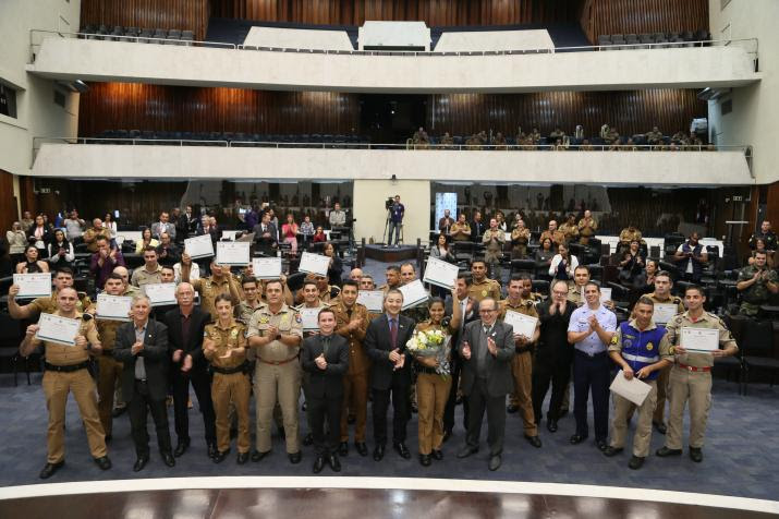 Policiais e bombeiros salvam vidas e recebem&nbsp;homenagem
